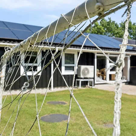 Cozy Summer House Near Hals