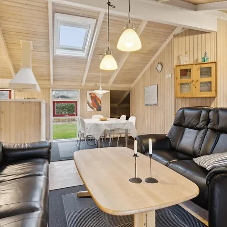 Cozy Summer House Near بيت للعطل هالس